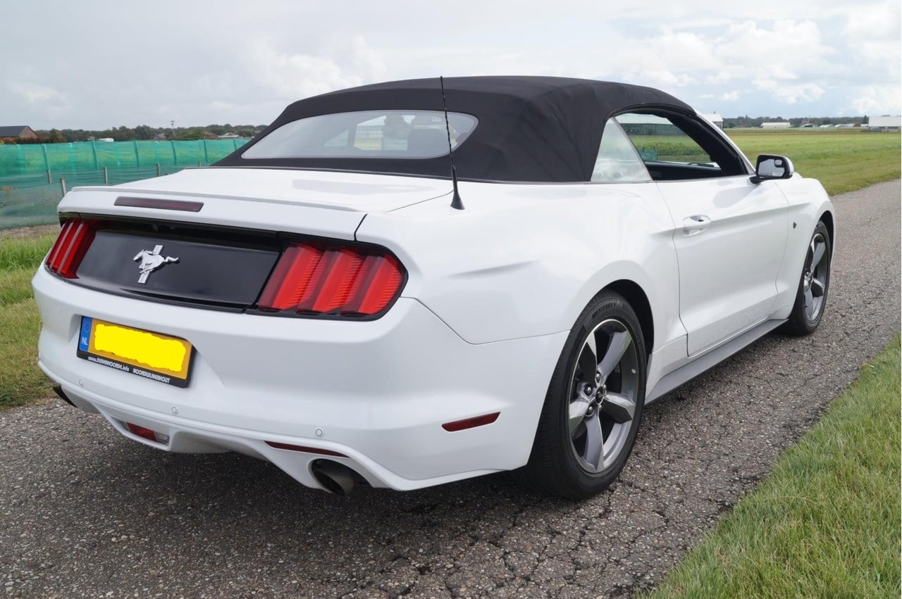 Ford Mustang cabrio huren | JS Trouwauto's